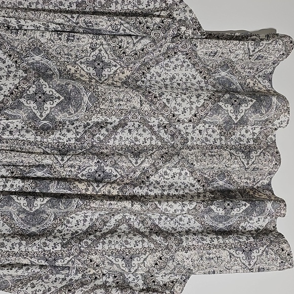 Rose & Olive Black And White Floral Print Women's Top. Size 3X. Covered Buttons. - Picture 7 of 9